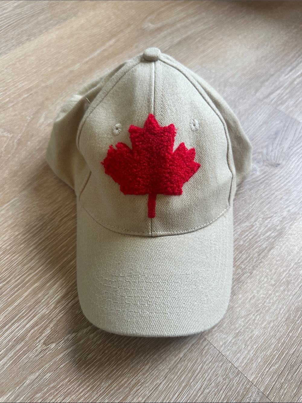 Baseball Cap in Beige with Red Maple Leaf